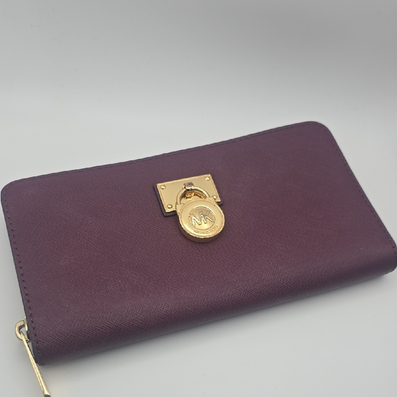 Michael Kors Plum Lock Hamilton Wallet W/ Gold Hardware (VERY GOOD)✨️💜✨️ - Picture 7 of 10